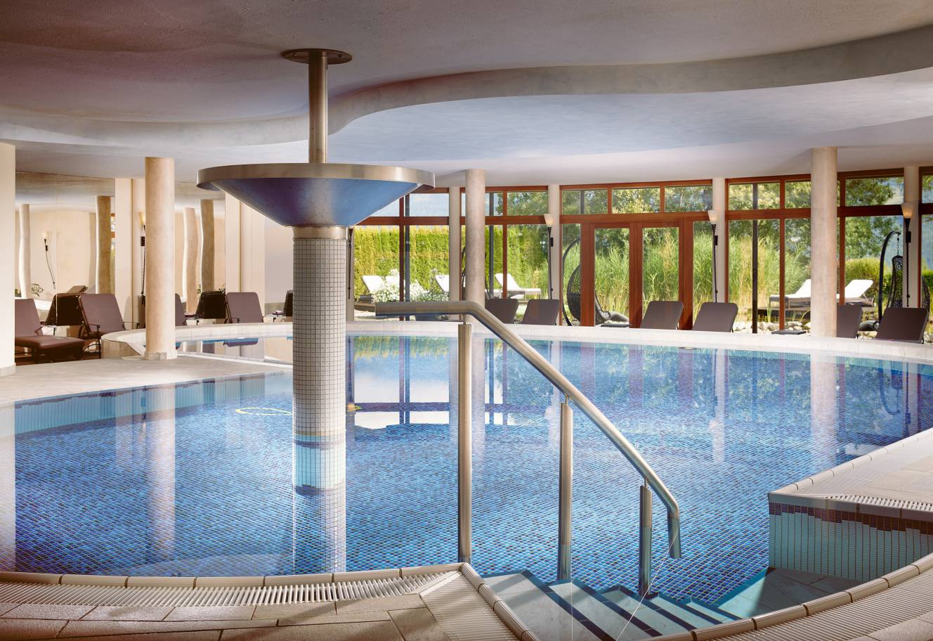Panoramic indoor swimming pool: The Wilder Kaiser in the pool - Kaiserhof Ellmau