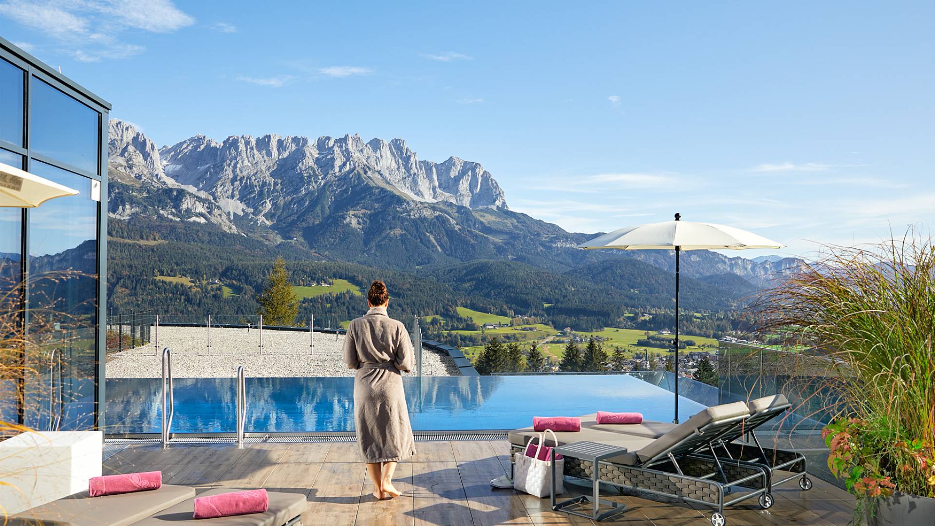 Frau im Bademantel am Unlimited Mountain Pool im Wellnessbereich