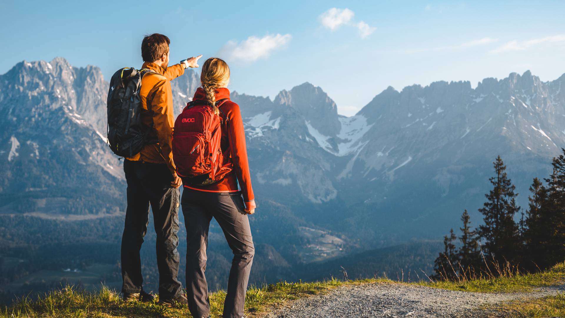 Paar beim Wandern am Wilden Kaiser