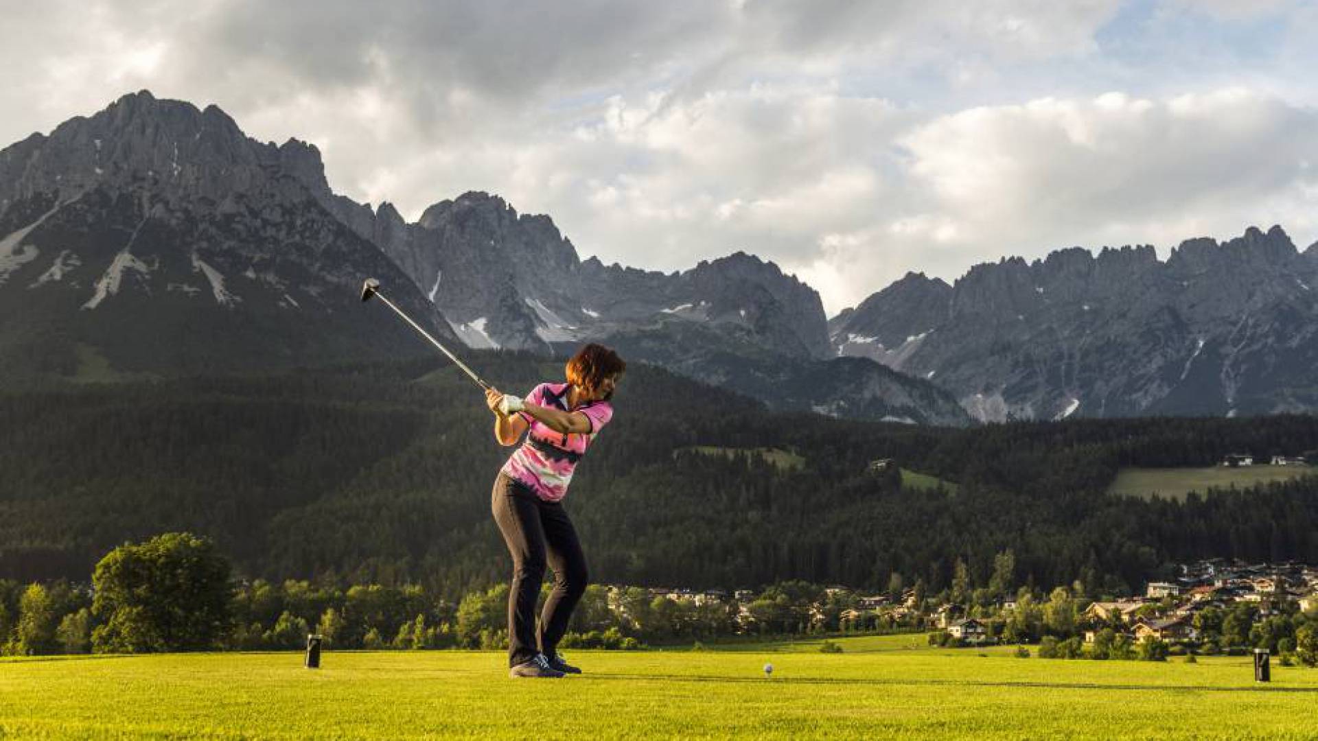 Golferin beim Abschlag am Golfplatz Wilder Kaiser Ellmau