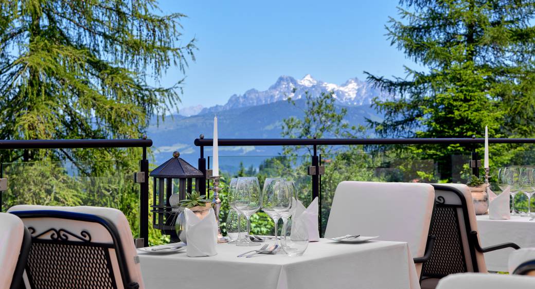 Panoramaterrasse mit Blick auf die Berge