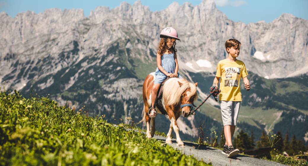 Kinder mit Pony Astberg