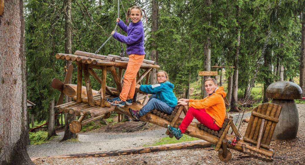 Kinder spielen in Kaiserwelt Scheffau
