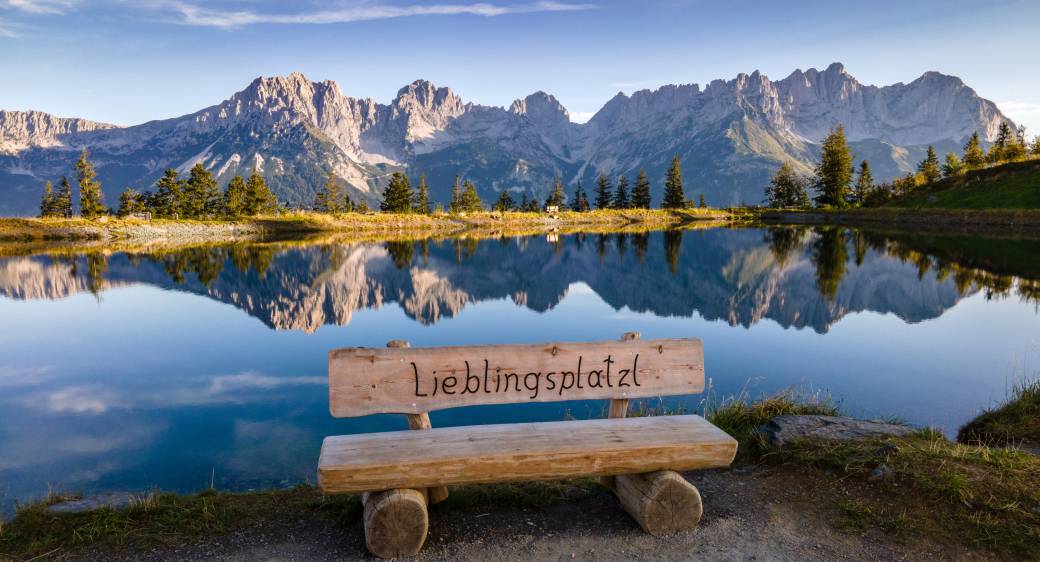 Holzbank am Seeufer beim Wilden Kaiser