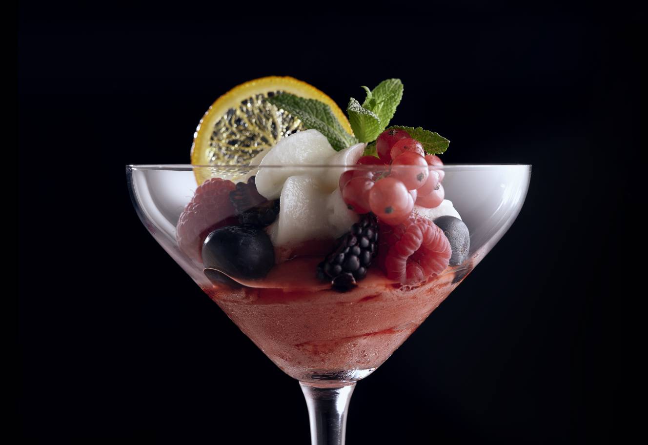 Eis und frische Früchte im Glas serviert