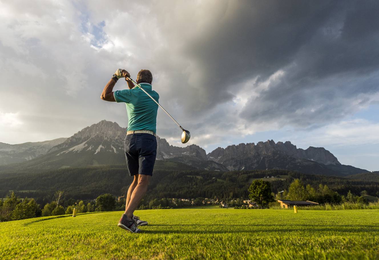 Golfer beim Abschlag am Golfplatz Ellmau