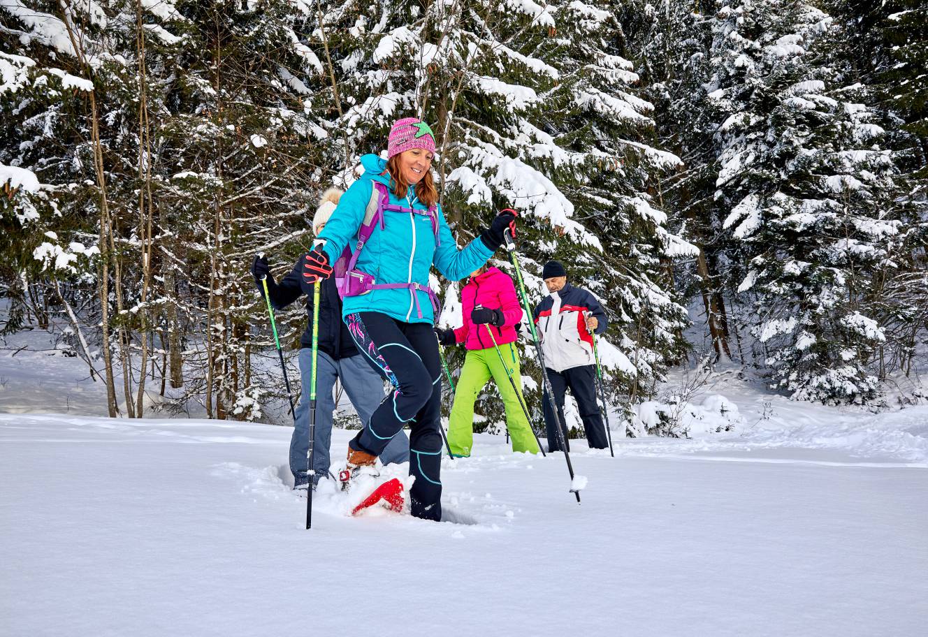 Ein Gruppe beim Schneeschuhwandern