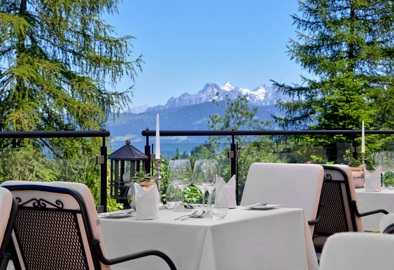 Panoramaterrasse mit Blick auf die Berge