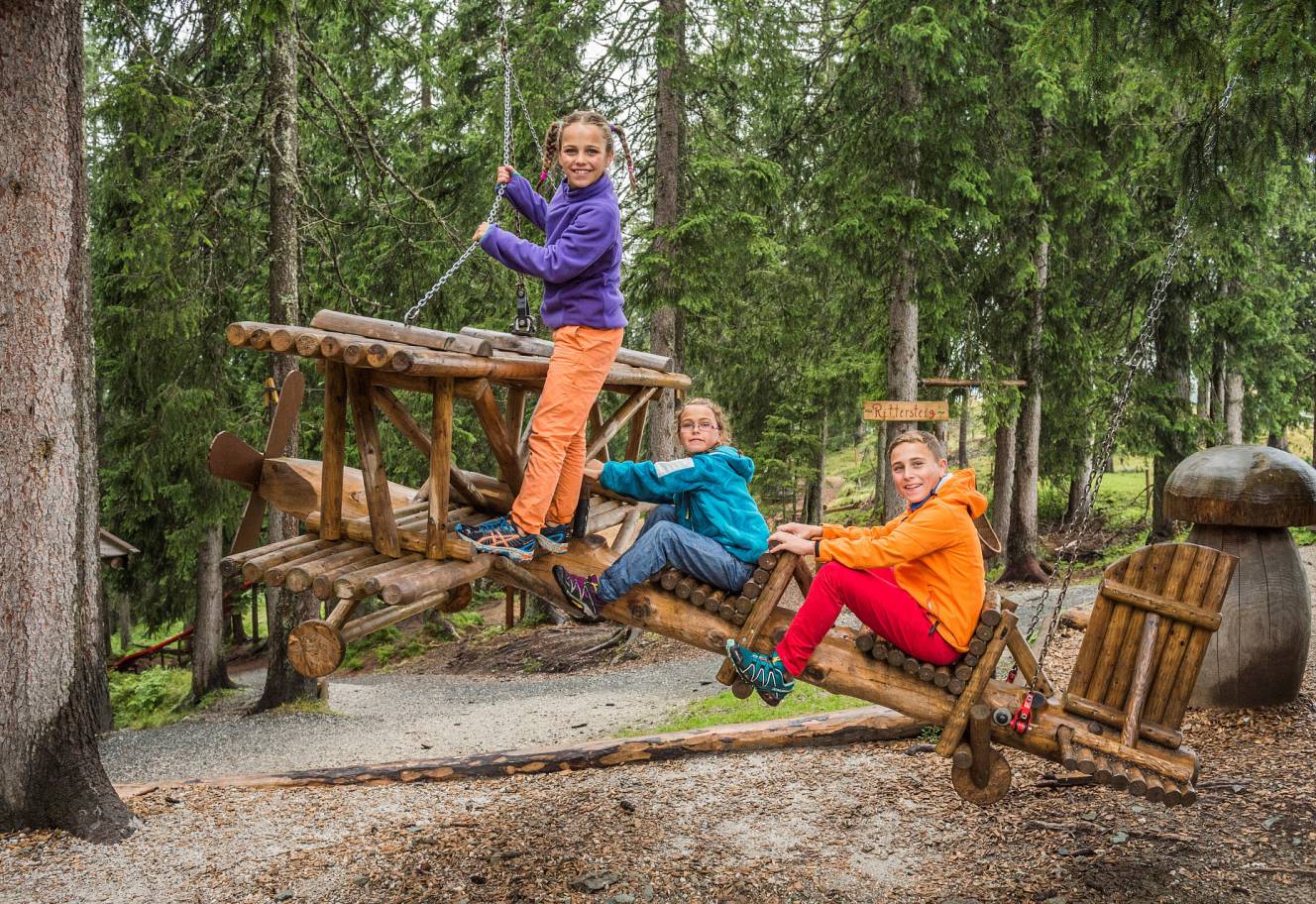 Kinder spielen in Kaiserwelt Scheffau