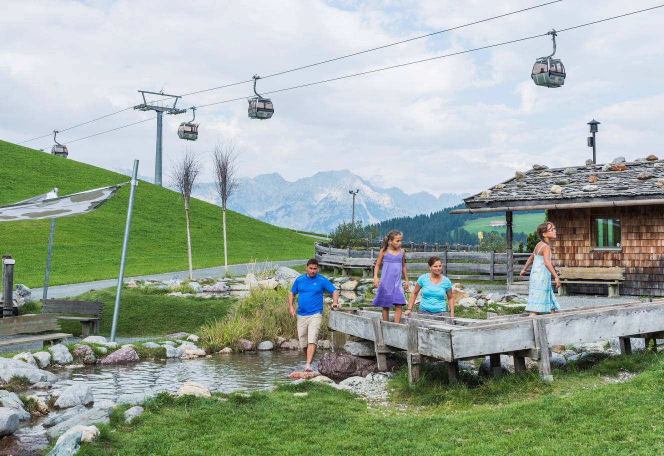 Familie auf einer Tour Hohe Salve Söll