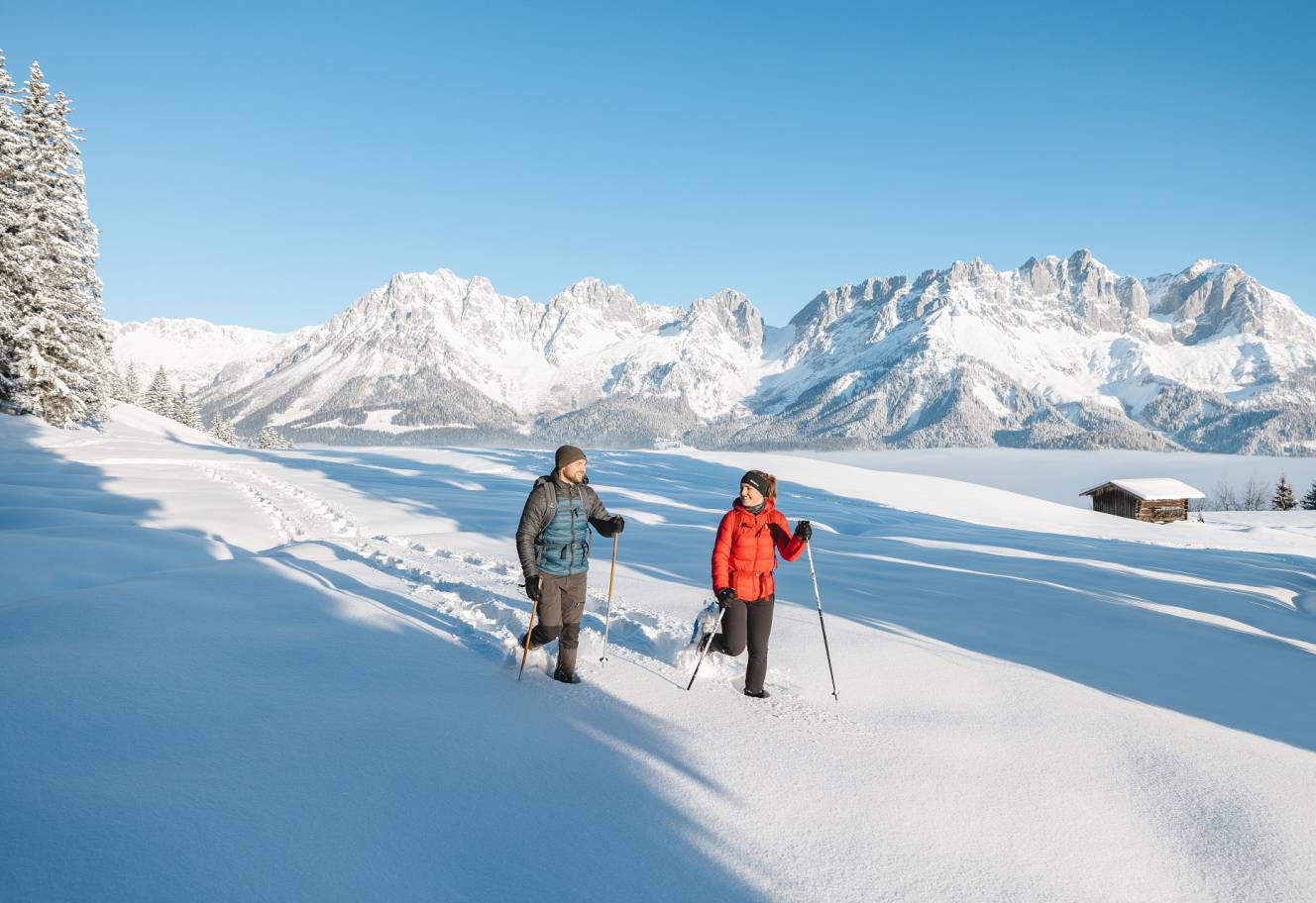 Schneeschuhwandern durch verschneite Landschaft