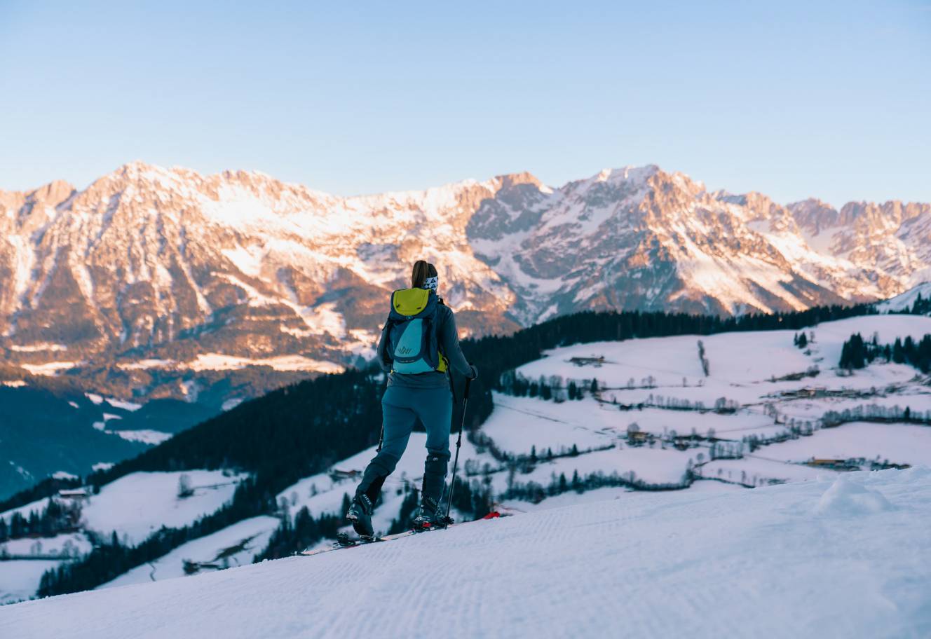 Skitour durch verschneite Landschaften in Ellmau