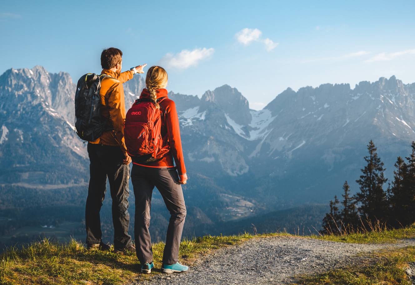 Paar beim Wandern am Wilden Kaiser