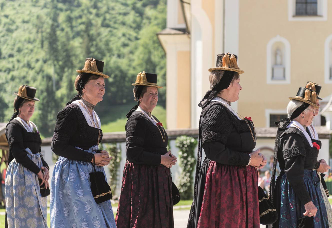 Frauen in traditioneller Tracht beim Umzug