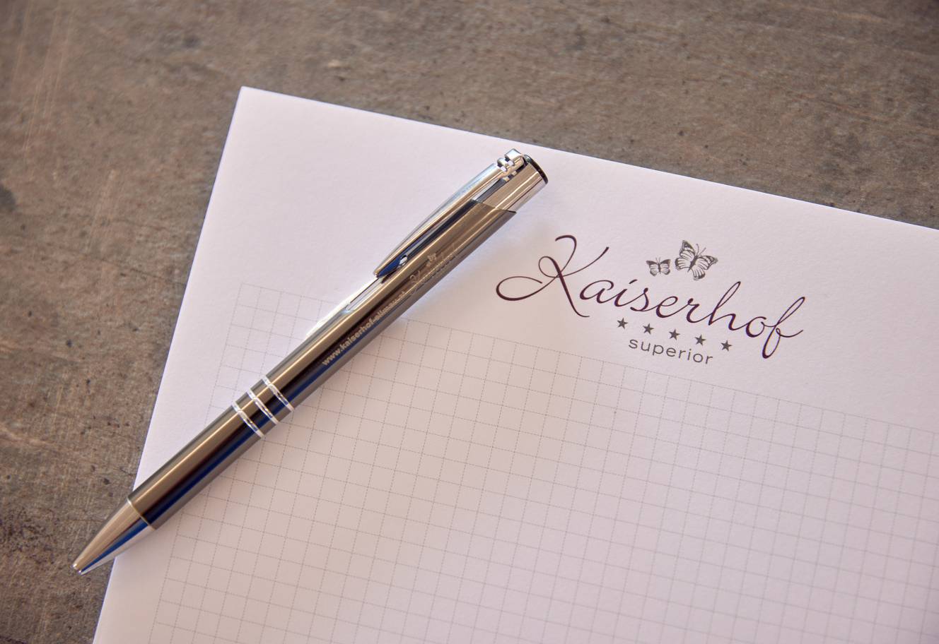 Notizblick mit Kaiserho-Logo und Kugelschreiber