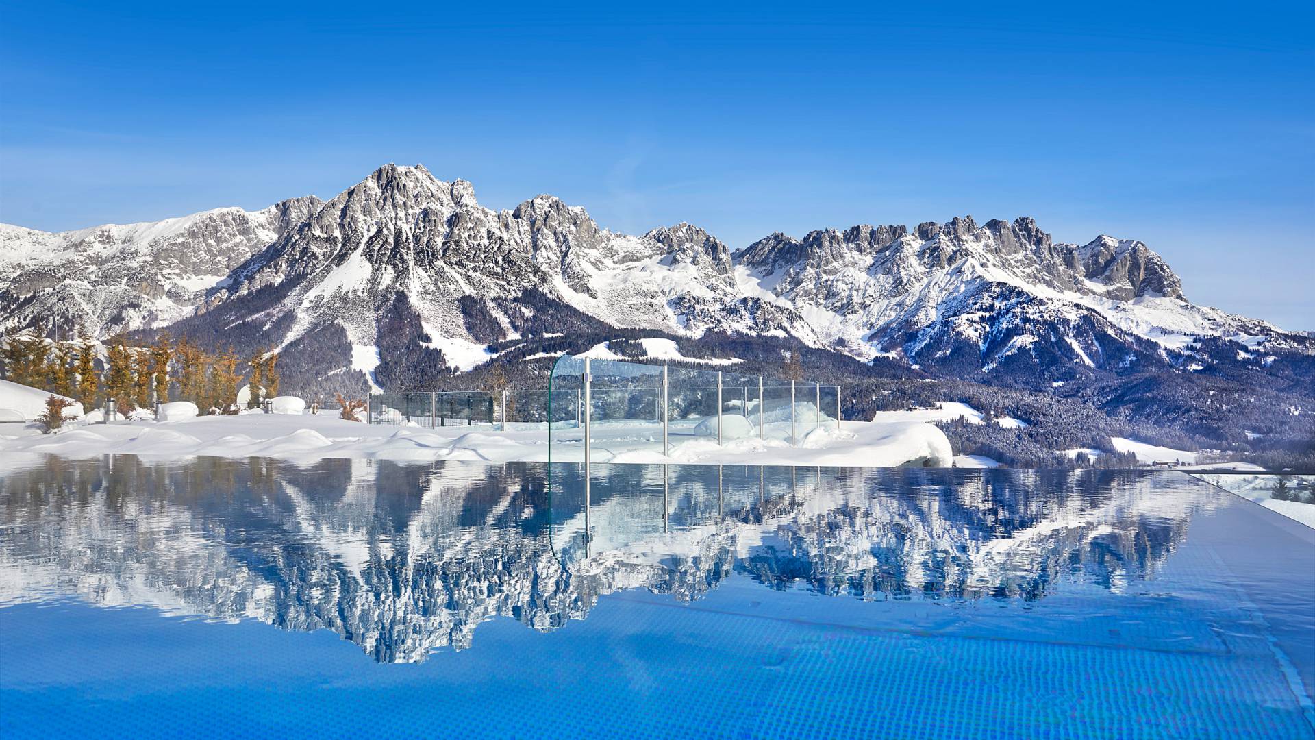 Infinity Pool mit Blick auf den Wilden Kaiser