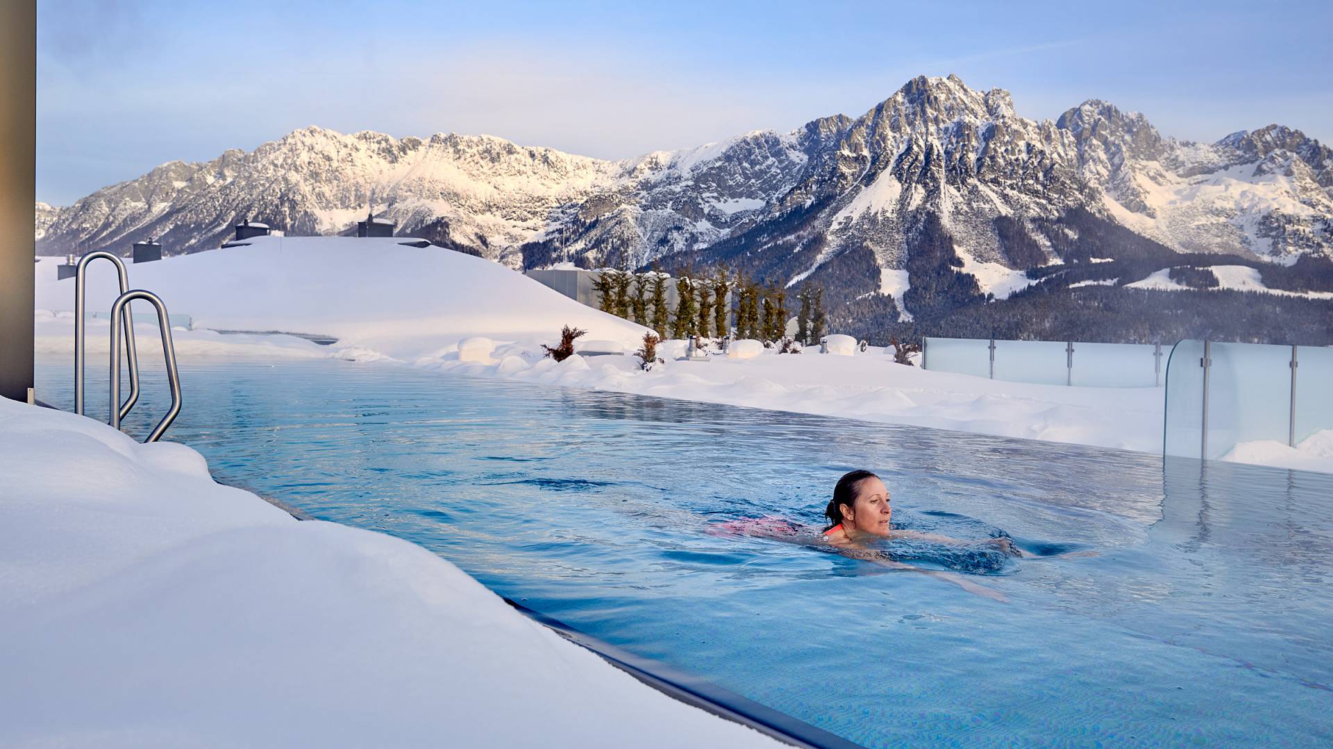 Frau schwimmt im Infinitypool