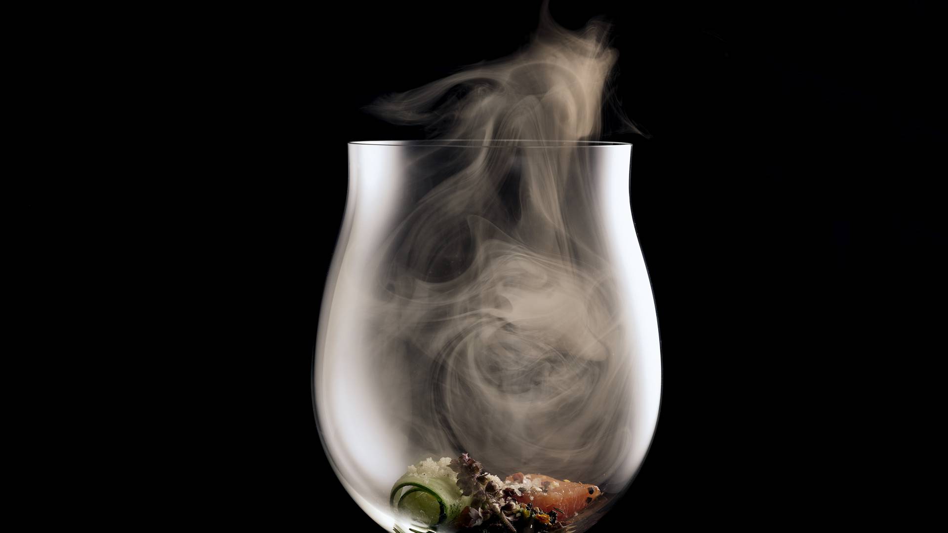 Essen mit Rauch im Weinglas