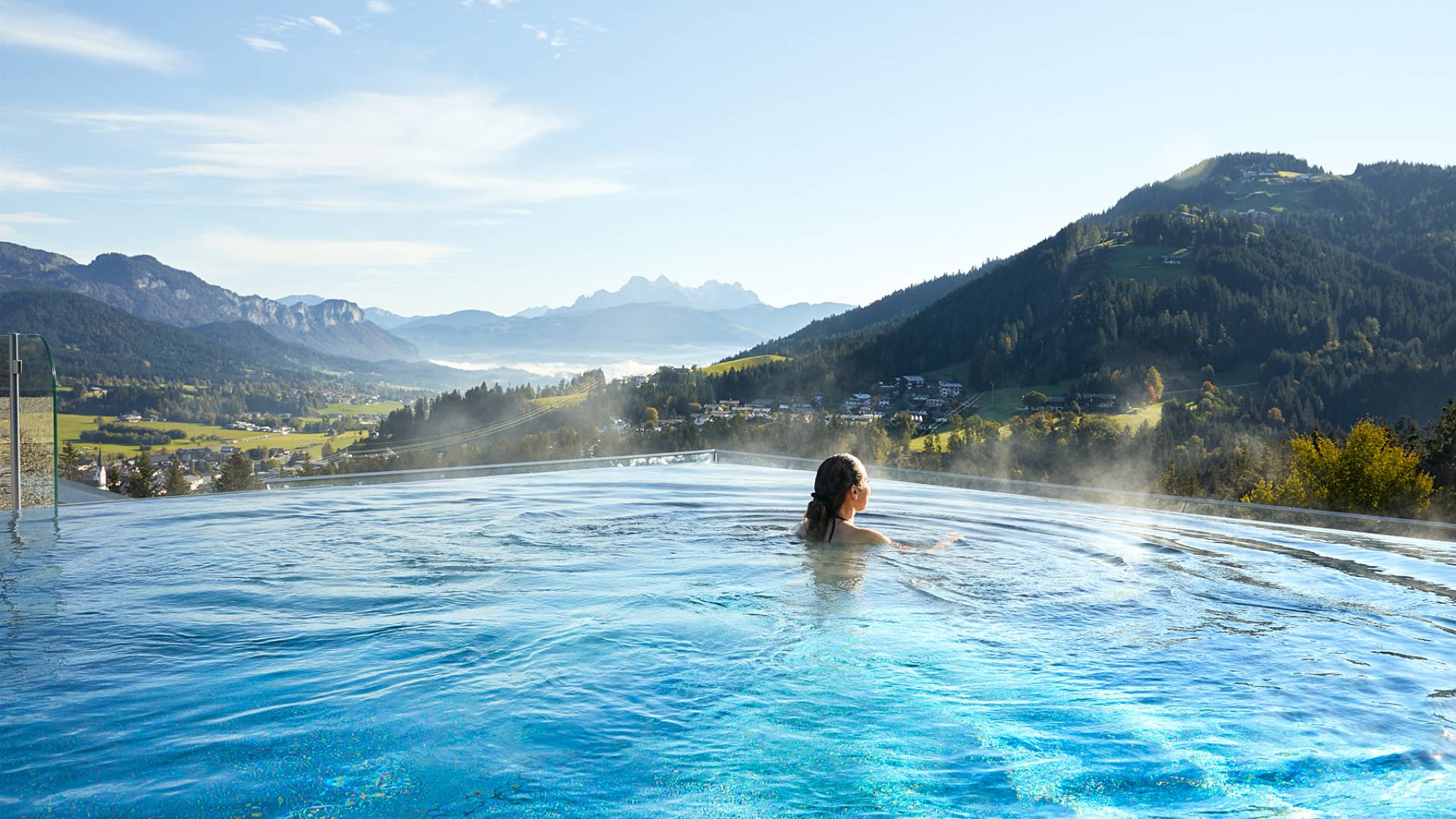 Frau schwimmt im Infinitypool im Hotel Kaiserhof