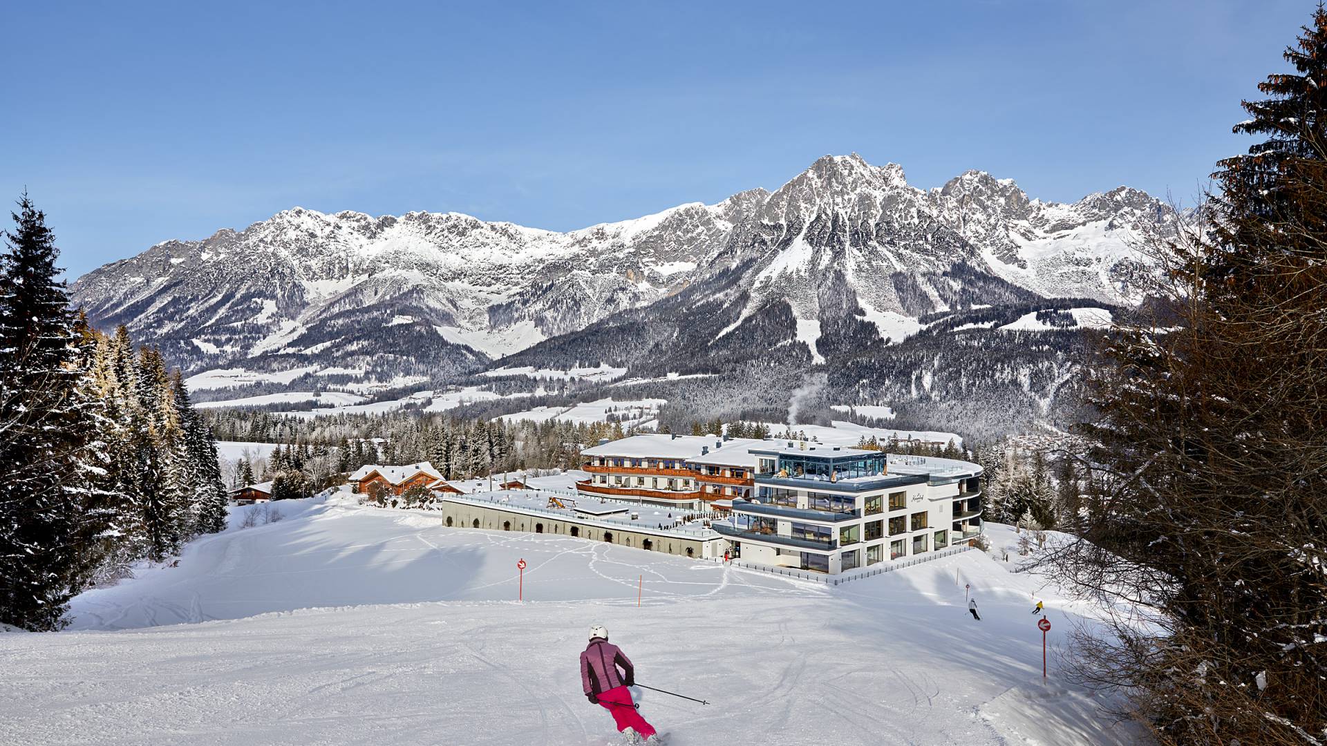 Skifahrer auf der Piste direkt am Hotel Kaiserhof