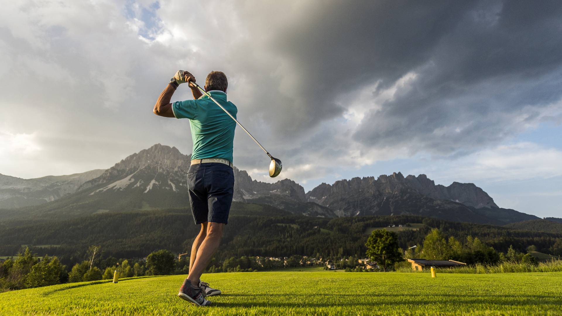 Golfer beim Abschlag am Golfplatz Ellmau