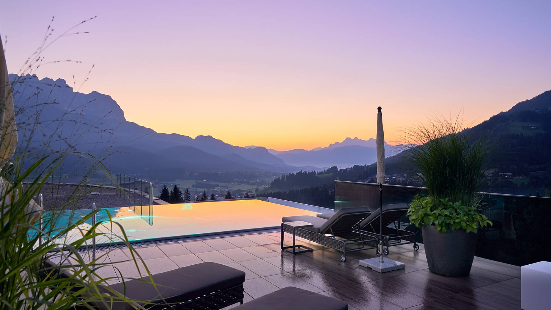 Wellnessterrasse mit Pool und Panorama im Kaiserhof