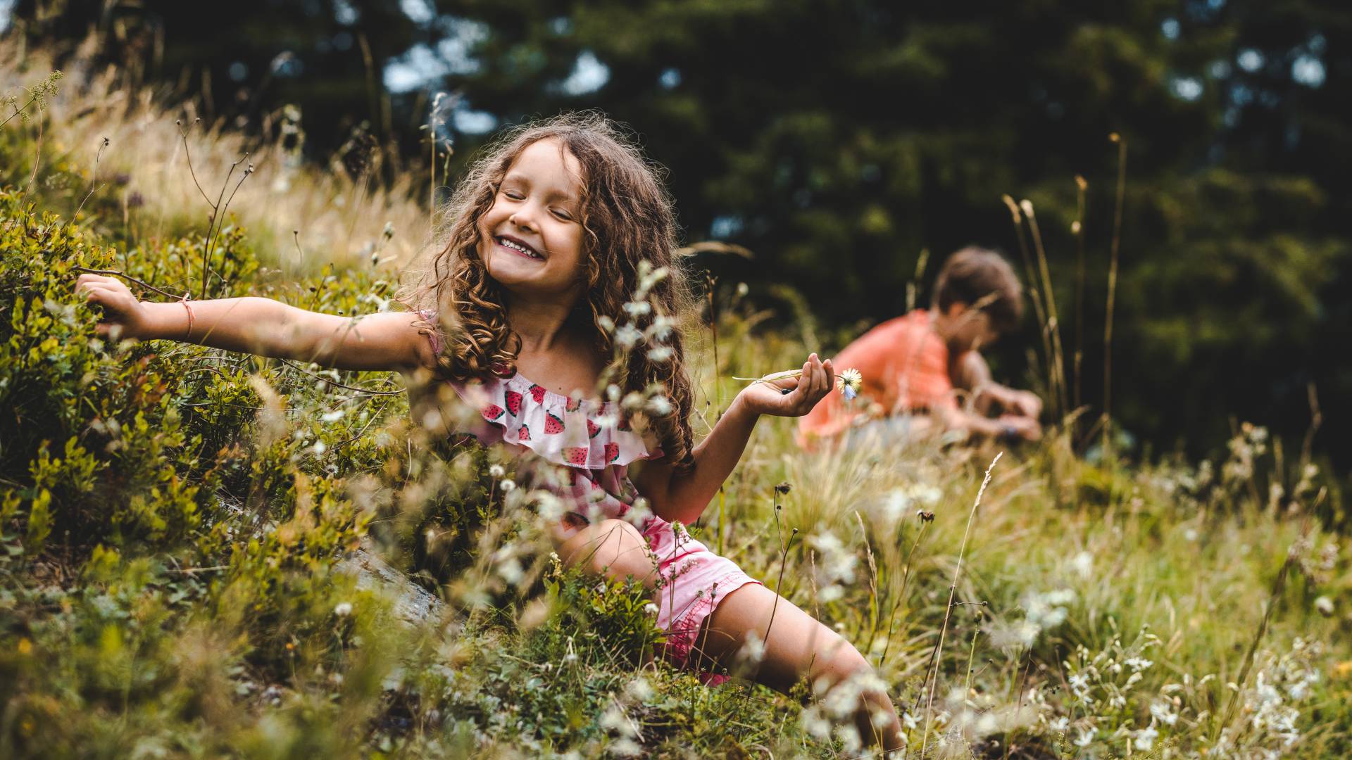 Kindern pflücken Blumen