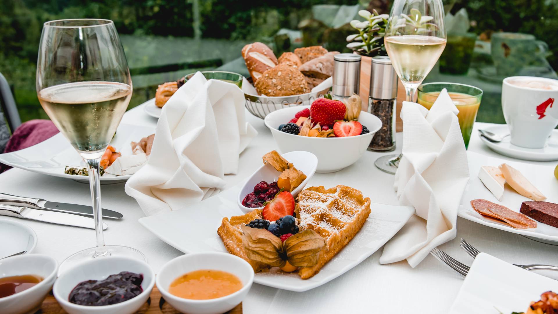 Frühstück mit frischen Brötchen, Obst, Sekt und Kaffee