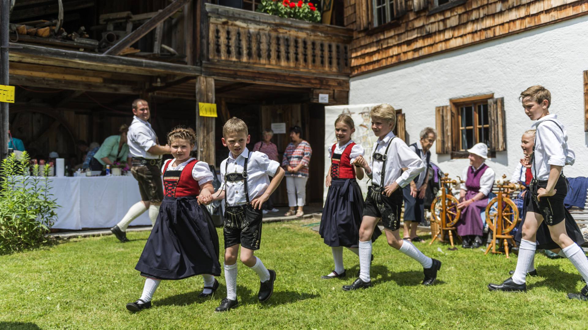 Kindern in Tracht 