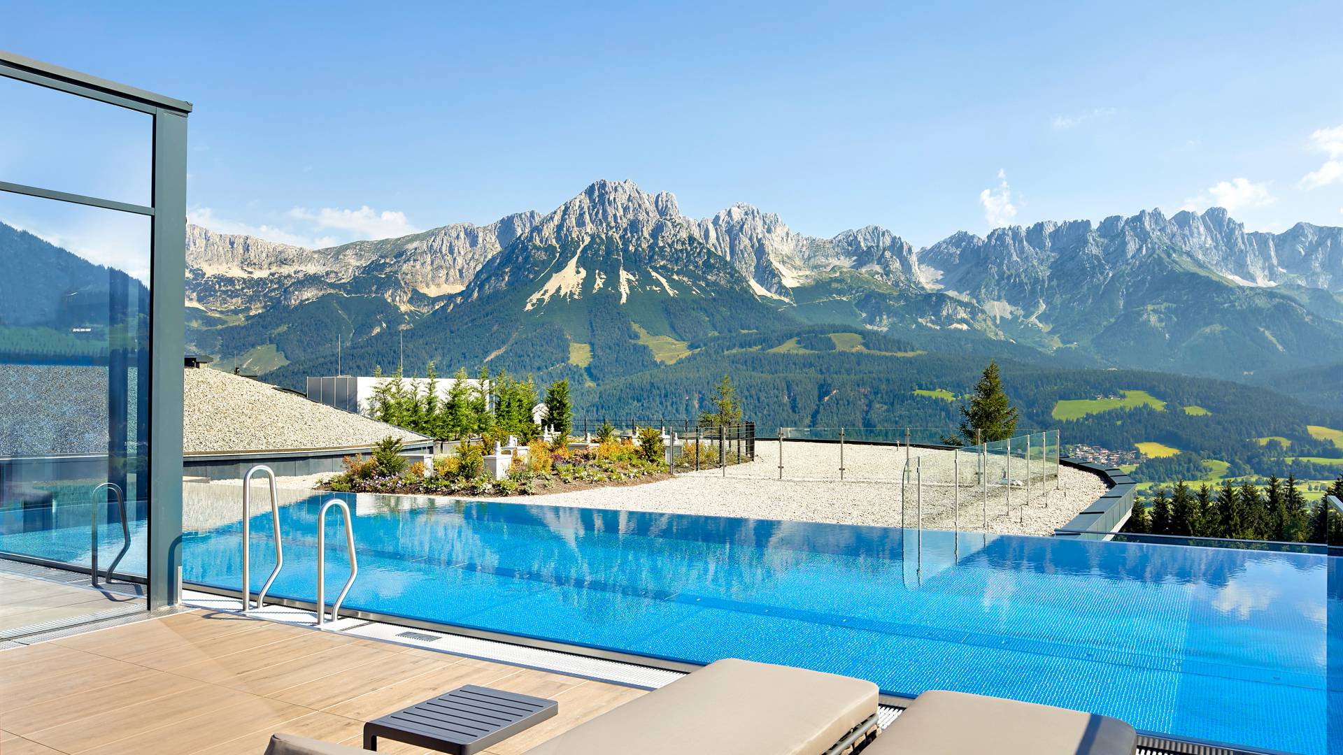 Infinity Pool mit Blick auf den Wilden Kaiser