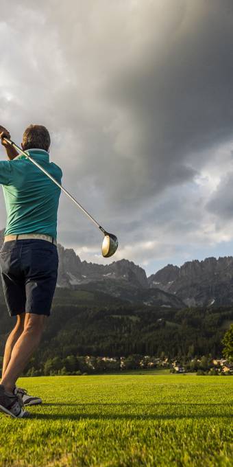 Golfer beim Abschlag am Golfplatz Ellmau