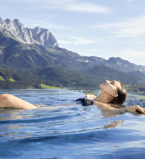 Frau genießt die Zeit im Mountain Unlimited Pool