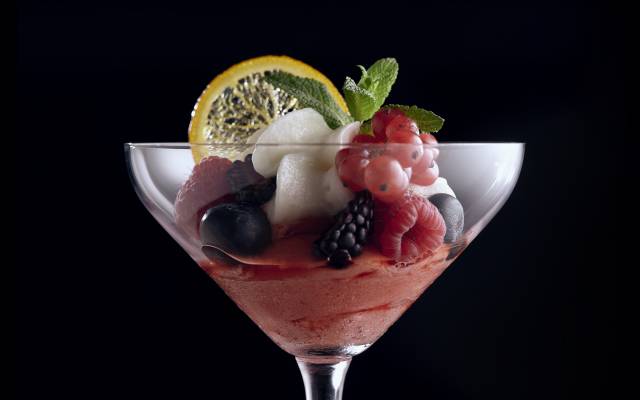 Eis und frische Früchte im Glas serviert