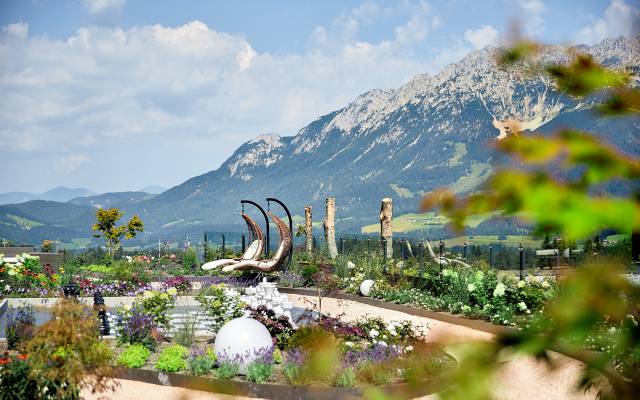 Naturbadeteich mit Liegen und Panorama