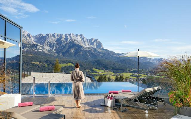 Frau im Bademantel am Unlimited Mountain Pool im Wellnessbereich