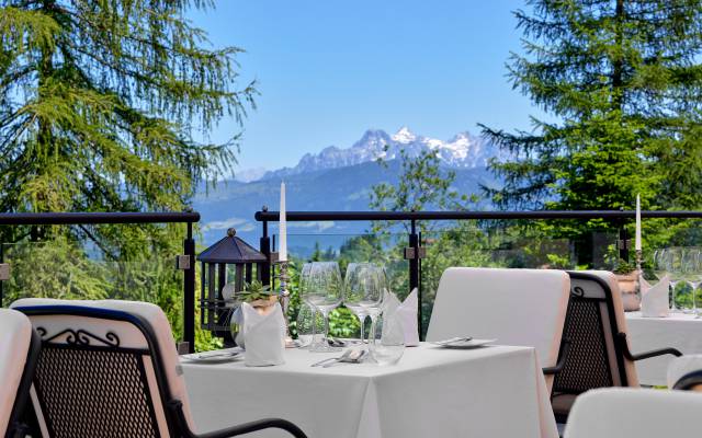 Panoramaterrasse mit Blick auf die Berge