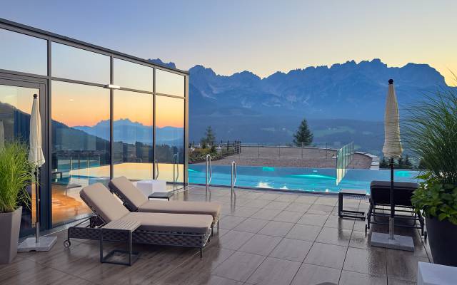 Wellnessbereich mit Infinitypool und Panorama auf die Berge