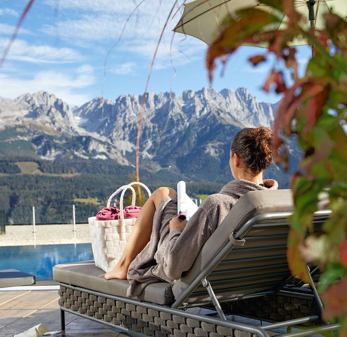 Frau liegt am Infinitypool 