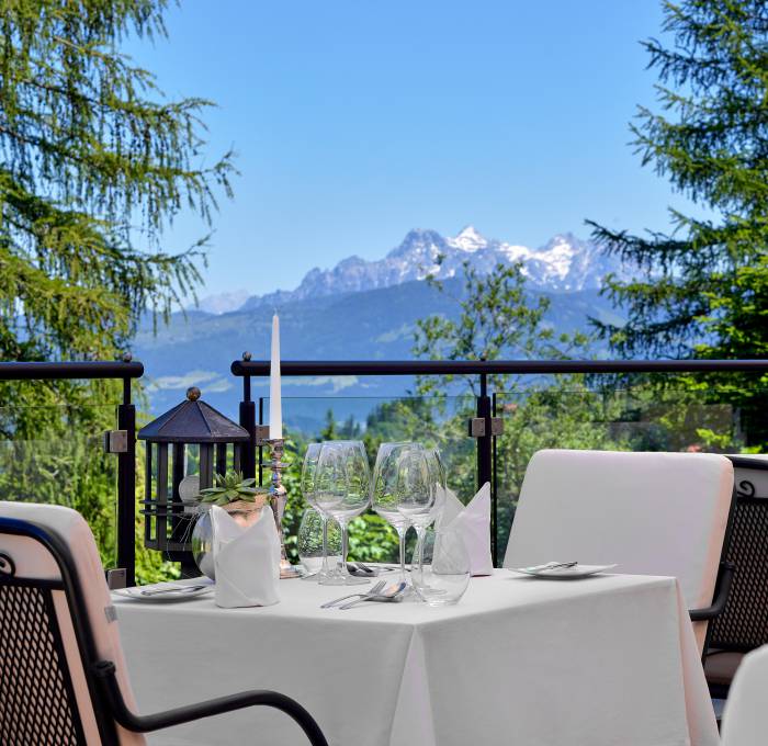 Panoramaterrasse mit Blick auf die Berge