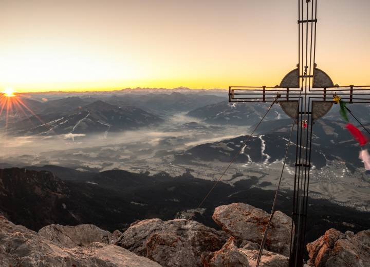 Gipfelkreuz auf dem Wilden Kaiser mit Blick über das Land