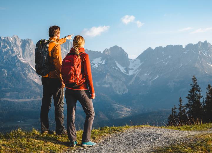 Paar beim Wandern am Wilden Kaiser