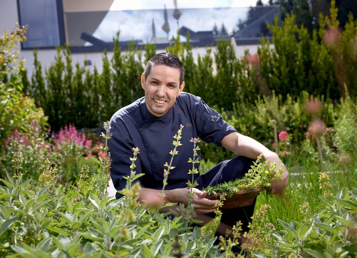 Küchenchef David Wagner im Kräutergarten