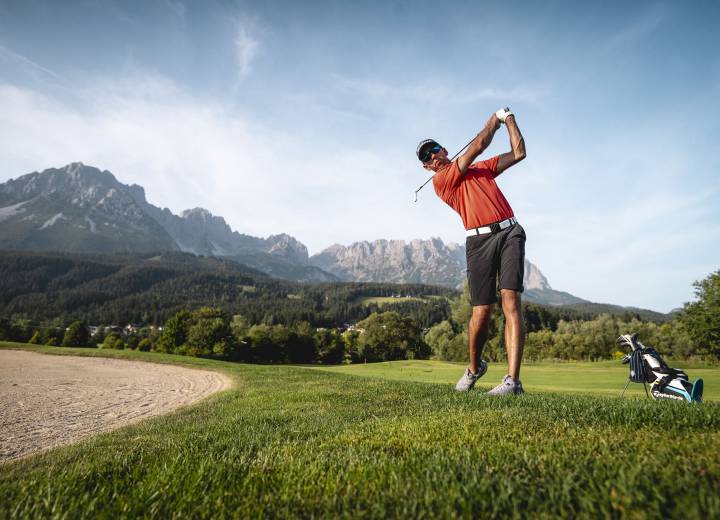 Golfer beim Abschlag am Golfplatz Wilder Kaiser Ellmau