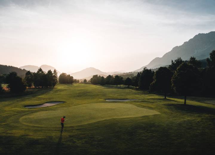 Golfista při odpalu na golfovém hřišti Wilder Kaiser v Ellmau