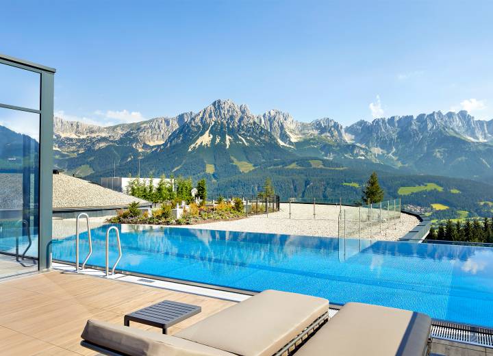 Infinity Pool mit Blick auf den Wilden Kaiser