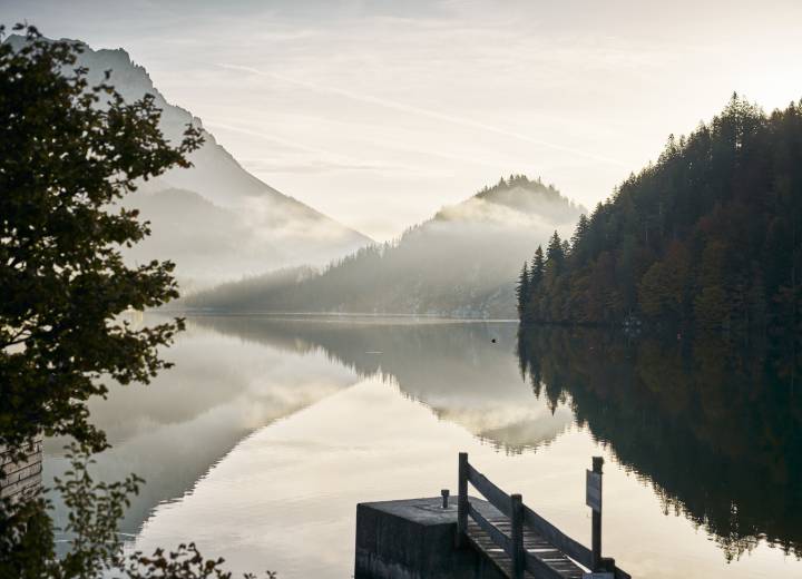 Pohled na podzimní Hintersteiner See v Scheffau u Wilder Kaiser, nedaleko hotelu Kaiserhof Ellmau